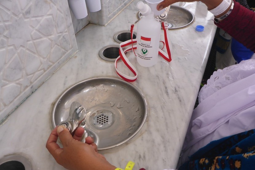  Jamaah haji Indonesia mengisi botol dengan air zamzam di Masjid Nabawi, Madinah, Arab Saudi, Ahad (6/8).