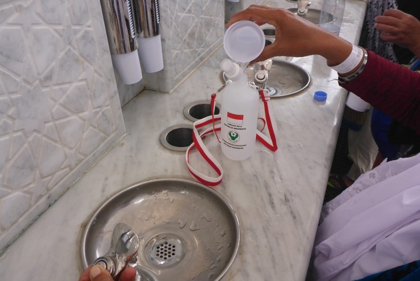 1,2 Juta Botol Zamzam Dibagikan di Masjidil Haram. Foto ilustrasi:  Jamaah haji Indonesia mengisi botol dengan air zamzam di Masjid Nabawi, Madinah, Arab Saudi, Ahad (6/8).