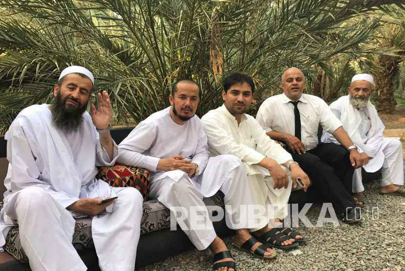 Jamaah haji Indonesia mengunjungi kebun kurma milik keluarga Badui, Muhammad Hasan Ar-Raddadi di Madinah, Arab Saudi, Selasa (26/9).