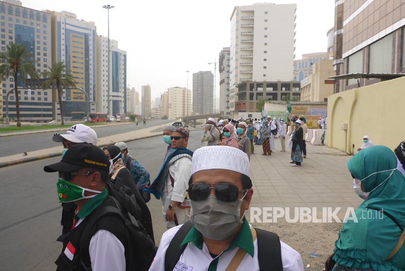 Jamaah haji Indonesia menunggu bus shalawat ke Masjid Al Haram untuk melaksanakan shalat ashar di Sektor 7, Makkah, Arab Saudi. 