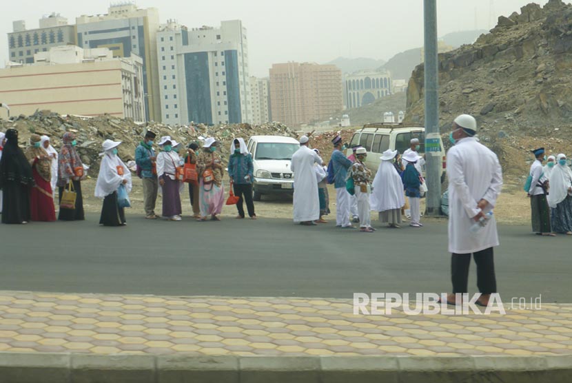 Jamaah haji Indonesia menunggu bus shalawat ke Masjid Al Haram untuk melaksanakan shalat ashar di Sektor 7, Makkah, Arab Saudi, 25 Agustus 2017. 