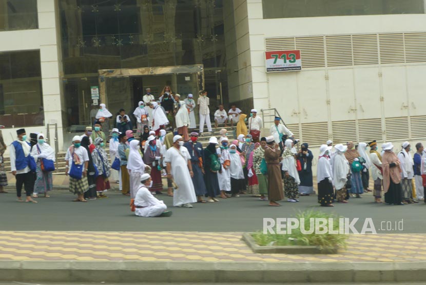 Jamaah haji Indonesia menunggu bus shalawat ke Masjid Al Haram untuk melaksanakan shalat ashar di Sektor 7, Makkah, Arab Saudi. 