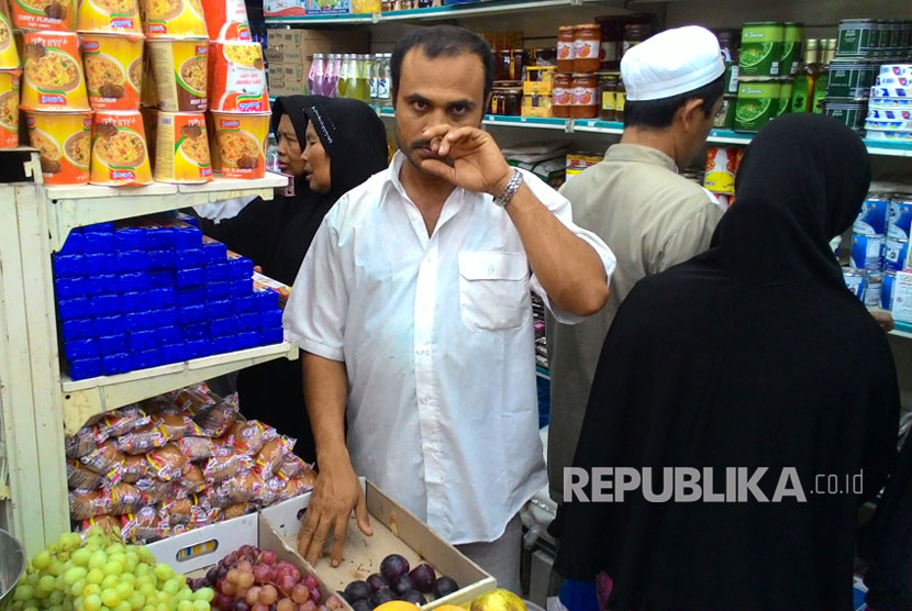 Jamaah haji Indonesia menyerbu toko bahan makanan usai shalat subuh di kawasan Syisyah, Sektor 5, Makkah, Arab Saudi, Senin (28/8).
