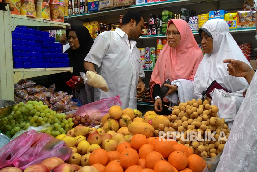Jamaah haji Indonesia menyerbu toko bahan makanan usai shalat subuh di kawasan Syisyah, Sektor 5, Makkah, Arab Saudi, Senin (28/8).
