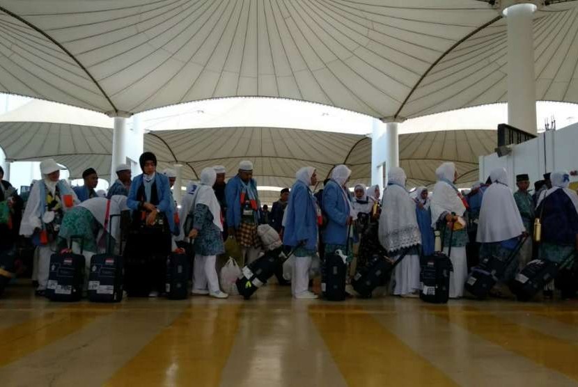 Jamaah haji Indonesia mulai diterbangka  pulang ke Tanah Air dari Bandara King Abdulaziz, Jeddah, Senin (27/8) pagi. Sebanyak 6.000 jamaah akan dipulangkab pada hari pertama kepulangan tersebut.