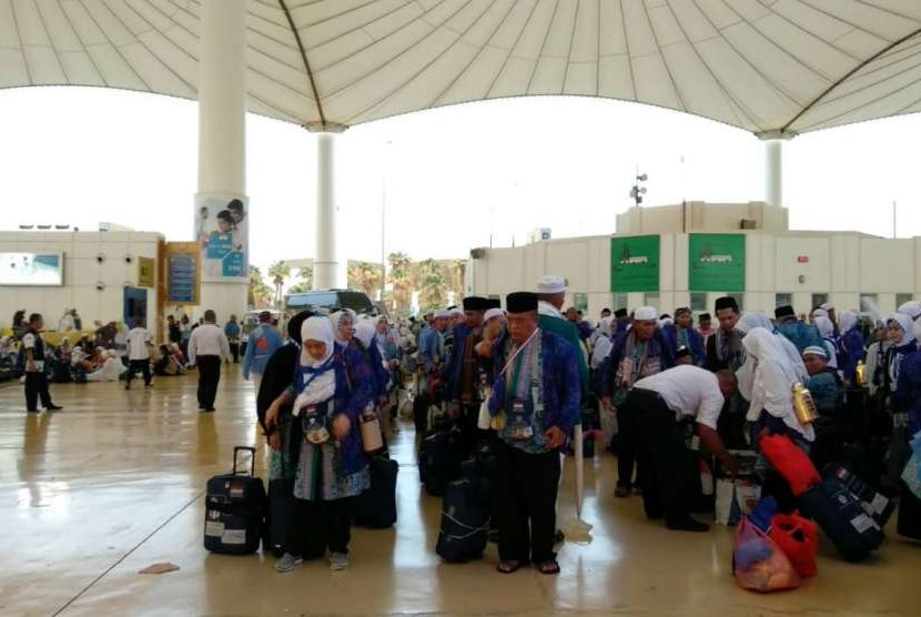 Jamaah haji Indonesia mulai diterbangka  pulang ke Tanah Air dari Bandara King Abdulaziz, Jeddah, Senin (27/8) pagi. Sebanyak 6.000 jamaah akan dipulangkab pada hari pertama kepulangan tersebut.