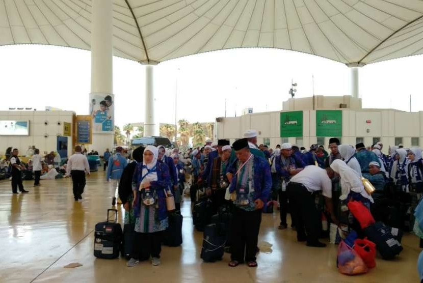 Jamaah haji Indonesia mulai diterbangkan  pulang ke Tanah Air dari Bandara King Abdulaziz, Jeddah, Senin (27/8) pagi. Sebanyak 6.000 jamaah akan dipulangkab pada hari pertama kepulangan tersebut.