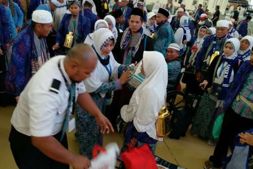Jamaah haji Indonesia mulai diterbangkan pulang ke Tanah Air dari Bandara King Abdulaziz, Jeddah, Senin (27/8) pagi. Sebanyak 6.000 jamaah akan dipulangkan pada hari pertama kepulangan tersebut.