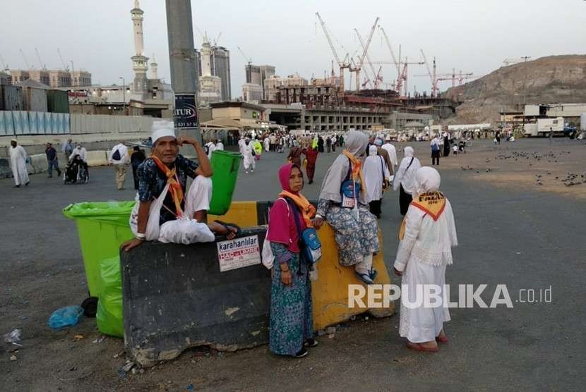 Jamaah haji Indonesia nampak berkumpul selepas melaksanakan tawaf ifadhah di Masjidil Haram, Jumat (24/9). Sejumlah jamaah nampak kebingungan mencari angkutan ke hotel menyusul belum beroperasinya bus shalawat hari itu.