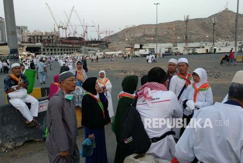 Jamaah haji Indonesia nampak berkumpul selepas melaksanakan tawaf ifadhah di Masjidil Haram, Jumat (24/9). Sejumlah jamaah nampak kebingungan mencari angkutan ke hotel menyusul belum beroperasinya bus shalawat hari itu.