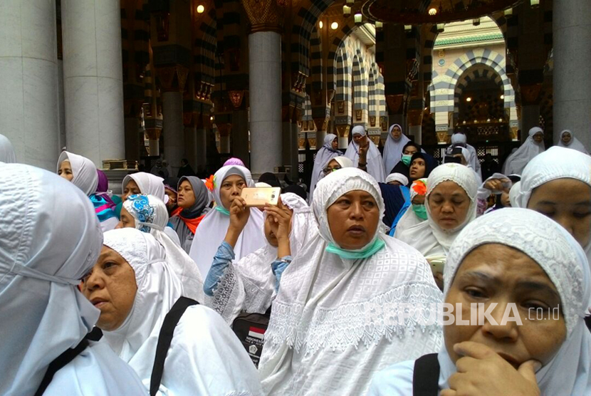 Jamaah haji Indonesia saat mengantre menunggu pintu masuk raudhah dibuka di Masjid Nabawi, Ahad pagi (30/7).