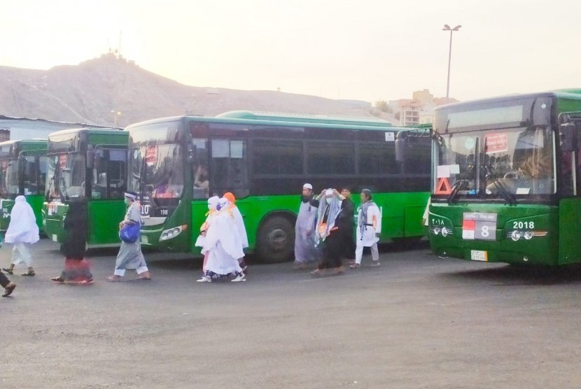 Jamaah haji Indonesia saat menggunakan bus shalawat yang membawa mereka dari Masjidil Haram menuju pemondokan di Syisyah (rute no 6),  Makkah, Kamis (1/8). PPIH Arab Saudi 2019 menyediakan sebanyak 450 bus shalawat untuk jamaah haji Indonesia. 