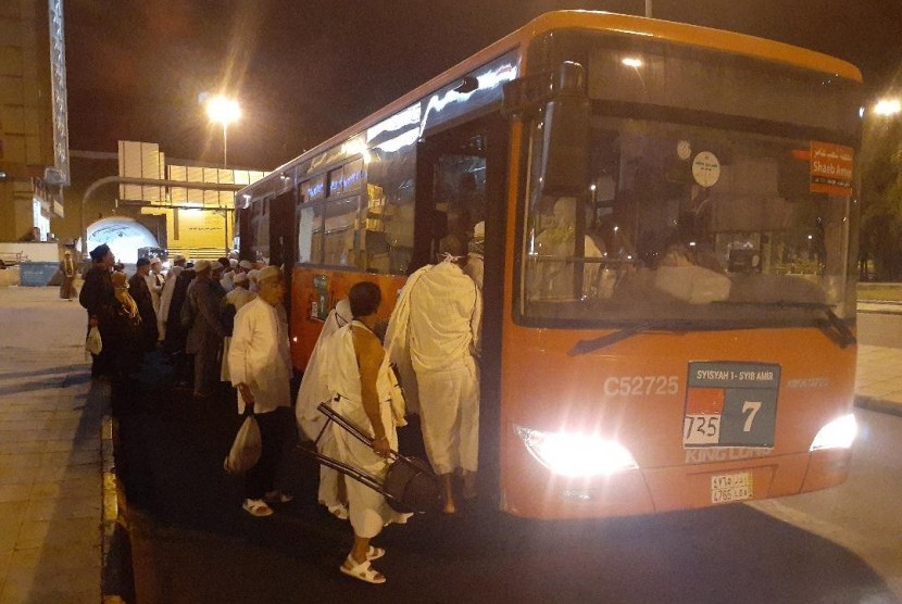 Jamaah haji Indonesia sedang antre naik bus Shalawat dari pemondokan yang akan mengantarkan ke Masjid Al Haram, Makkah (Ilustrasi).