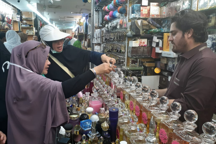 Tahun Ini Jamaah Haji di Dua Embarkasi Gunakan E-Money. Jamaah haji Indonesia sedang belanja di Pasar Jaafaria, Makkah.