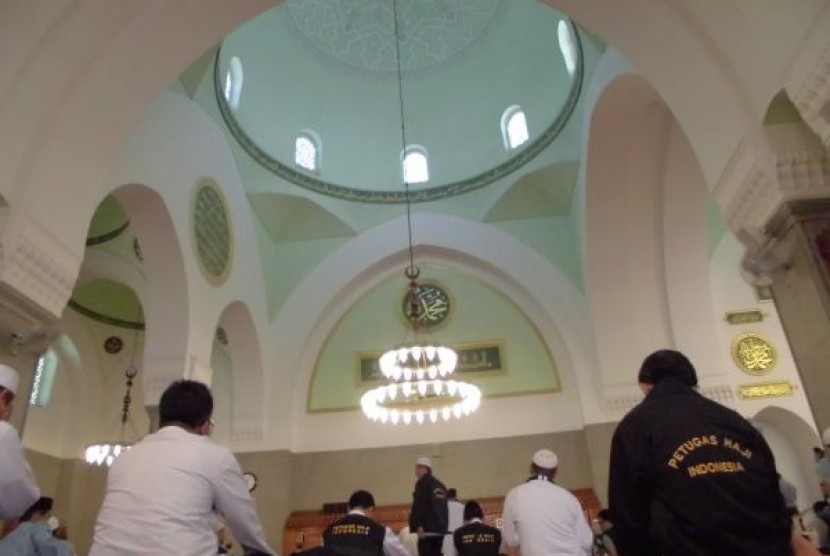 Jamaah haji Indonesia sedang berdoa di Masjid Quba, Madinah.