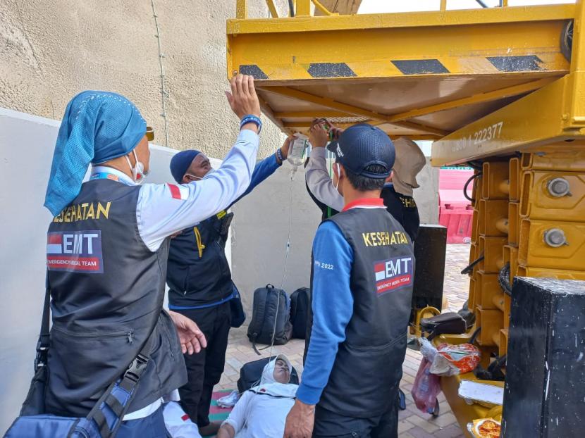 Jamaah haji Indonesia sedang diinfus oleh Emergency Medical Team (EMT) PPIH Arab Saudi bidang kesehatan di pos dua jalur Jamarat atas. Keluhan mereka merasa kelelahan saat berjalan untuk melontar Jumroh, Ahad (10/7). 