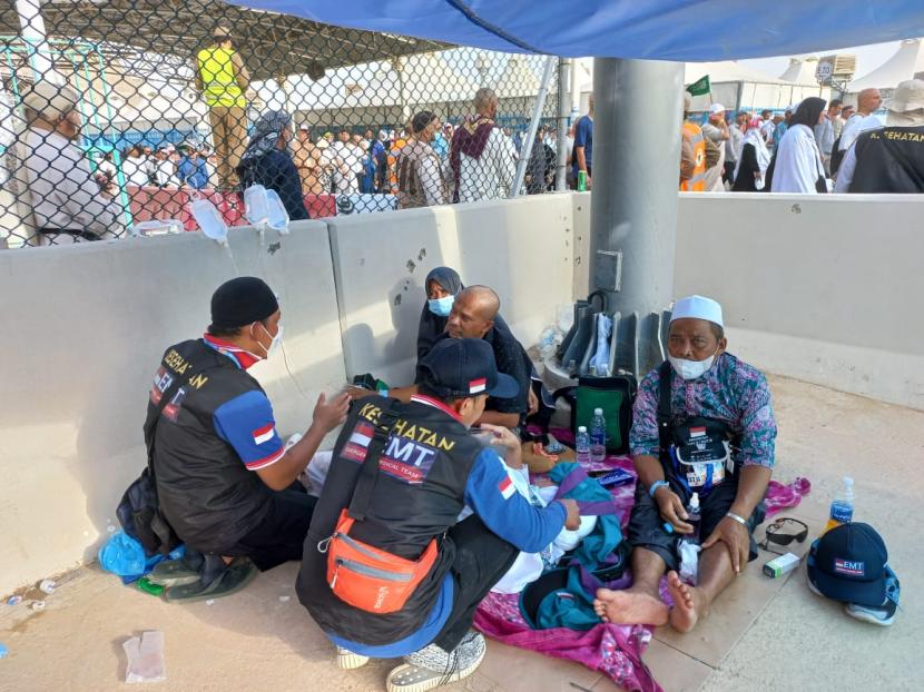 Jamaah haji Indonesia sedang diinfus oleh Emergency Medical Team(EMT) PPIH Arab Saudi bidang kesehatan di pos dua jalur Jamarat atas. Keluhan mereka merasa kelelahan saat berjalan untuk melontar Jumroh, Ahad (10/7). 