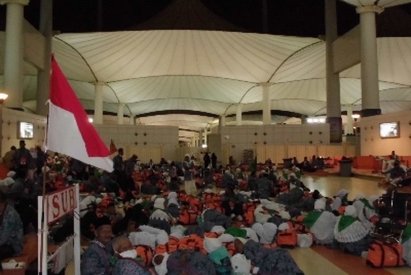 Jamaah haji Indonesia sedang menunggu keberangkatan ke Tanah Air di Bandara King Abdul Aziz Jeddah, Arab Saudi. 