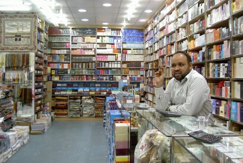Jamaah haji Indonesia seringkali berbelanja oleh-oleh di Toko Ali Murah di Jeddah.