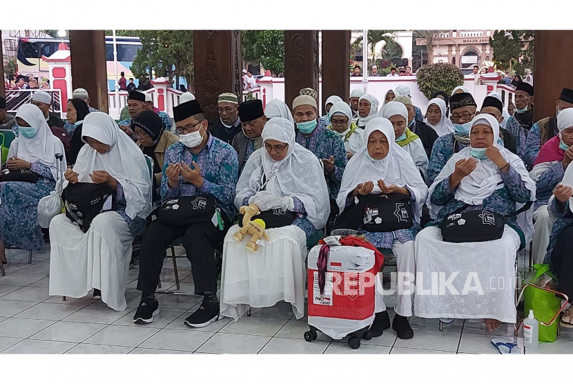 Jamaah Haji Indonesia tengah berdoa sebelum keberangkatan menuju Tanah Suci.