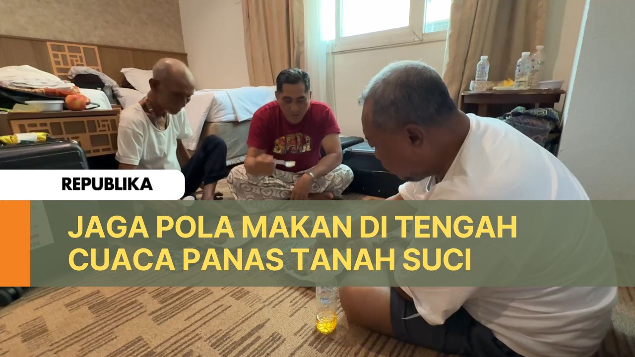 Jamaah haji Indonesia tengah menyantam makanan yang disiapkan.