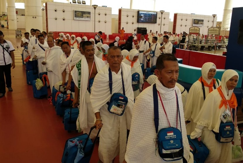 Jamaah haji Indonesia tiba di Bandara King Abdulaziz, Jeddah, Rabu (1/8).