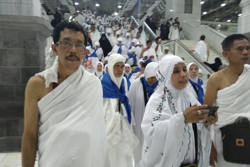 Jamaah haji Indonesia yang baru tiba dari Madinah bersiap melakukan umrah di Masjid al Haram, Makkah, Arab Saudi, Senin (7/8).
