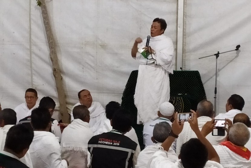 Jamaah haji Indonesia yang tinggal di tenda Maktab 9 Arafah mendengarkan tausiyah dari KH Musthofa Aqil Siroj usai  melaksanakan shalat jamak takdim Maghrib dan Isya, Jumat (9/8). 