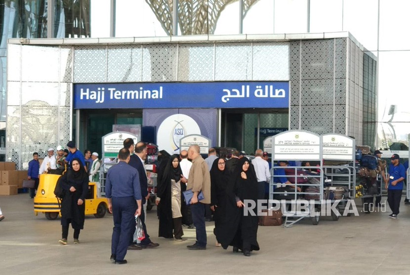 Jamaah haji Iran mengantri membeli kartu perdana lokal selepas tiba di Bandara AMA Madinah, Selasa (17/7). Tak seperti kebanyakan jamaah haji negara lain, seluruh jamaah haji pria Iran mengenakan setelan resmi ke Tanah Suci.