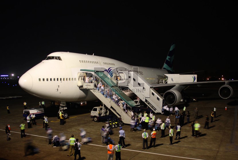  Jamaah Haji Kelompok Terbang (kloter) pertama Jakarta tiba di Bandara Halim Perdana Kusuma, Jakarta, Ahad (20/10) malam.     (Republika/Yasin Habibi)