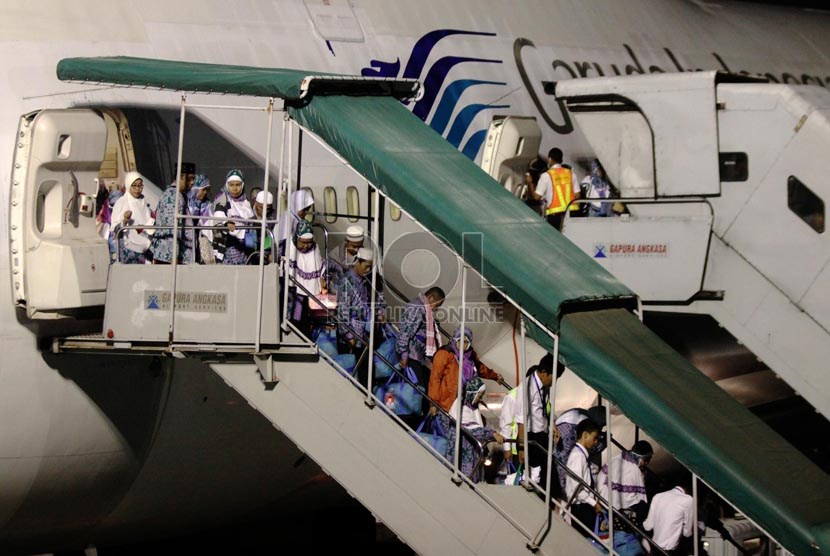  Jamaah Haji Kelompok Terbang (kloter) pertama Jakarta tiba di Bandara Halim Perdana Kusuma, Jakarta, Ahad (20/10) malam.     (Republika/Yasin Habibi)