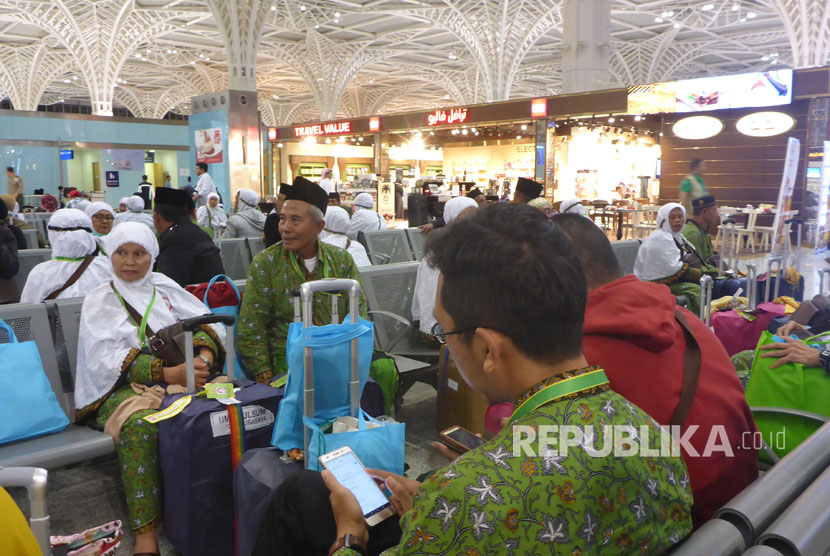  Jamaah haji khusus Indonesia tiba di Bandara Internasional Pangeran Mohammad bin Abdul Aziz, Madinah, Arab Saudi.
