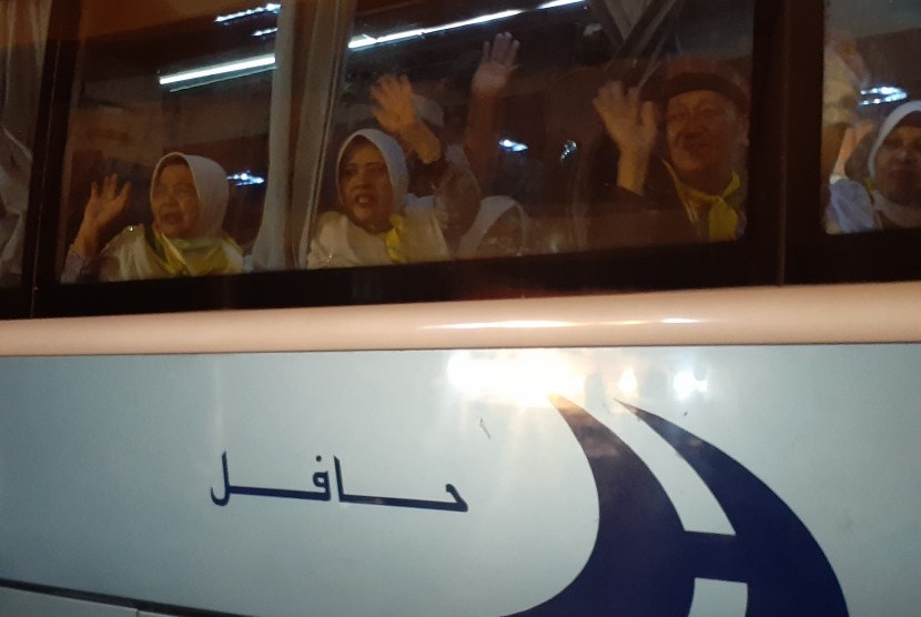 Jamaah haji Kloter Batam 15 melambaikan tangan saat meninggalkan hotelnya di Hotel 123 kawasan Syisah untuk menuju Jeddah, Sabtu (31/8) malam. Selanjutnya, dari Jeddah mereka akan berangkat ke Tanah Air. 