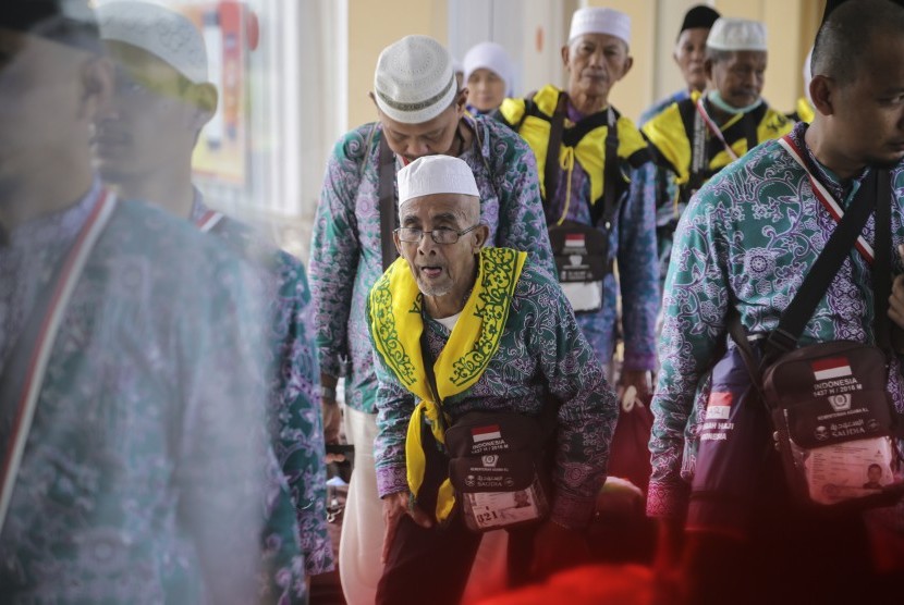 Jamaah haji embarkasi Batam saat tiba di Terminal Kedatangan Khusus Haji Bandara Hang Nadim, Batam, Kepulauan Riau. 