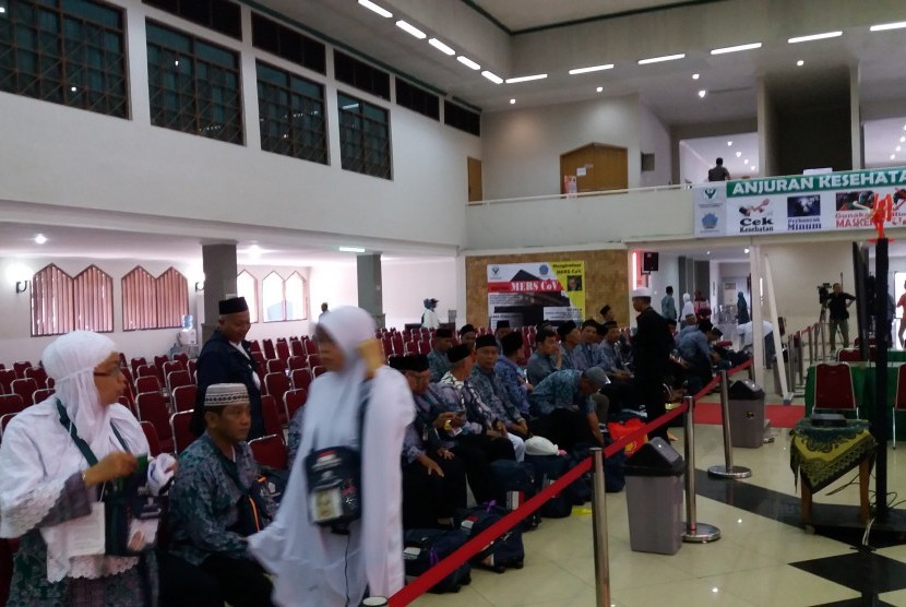 Jamaah haji kloter JKG 001 melakukan registrasi di Gedung Serba Guna (SG) 2 Asrama Haji Pondok Gede, Jakarta, Senin (8/8).