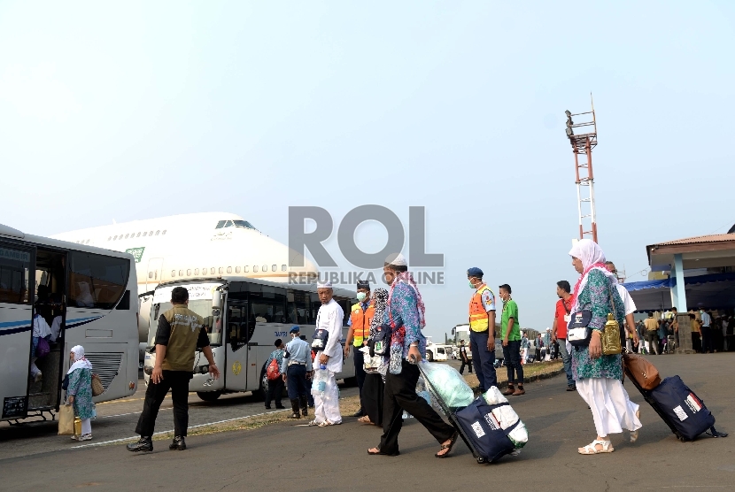   Jamaah haji Kloter JKS-02 asal Jawa Barat mendarat di Terminal Selatan Bandara Halim Perdanakusuma, Jakarta, Selasa (29/9).  (Republika/Wihdan)