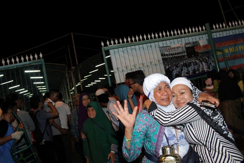 Jamaah haji kloter JKS 61 disambut keluarga saat tiba di Embarkasi Jakarta-Bekasi, di Bekasi, Jawa Barat, Kamis (22/10) malam. 