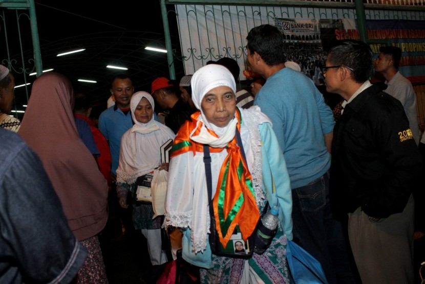  Jamaah haji kloter JKS 61 tiba di Embarkasi Jakarta-Bekasi, di Bekasi, Jawa Barat, Kamis (22/10) malam. 