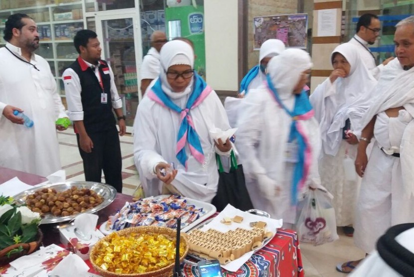 Jamaah haji Kloter PDG-01 mendapat sajian buah kurma dan kue saat tiba di Mahbas Jin, Makkah, Kamis (18/8) dini hari waktu setempat.