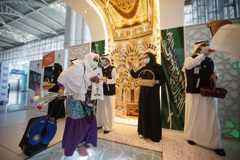 Jamaah haji kloter pertama dari embarkasi Solo tiba di Bandar Udara Internasional Amir Muhammad bin Abdul Aziz (AMMA), Madinah, Arab Saudi, Sabtu (3/6/2022). Jamaah Haji Kloter Satu Siap Diberangkatkan ke Makkah