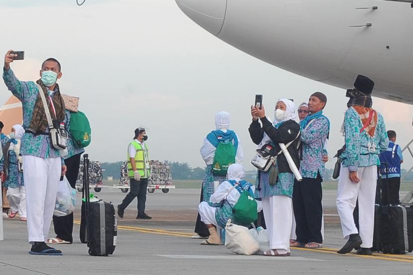 Jamaah haji kloter pertama debarkasi Palembang berswafoto setibanya di Bandara Sultan Mahmud Badaruddin II Palembang, Sumsel, Senin (1/8/2022).