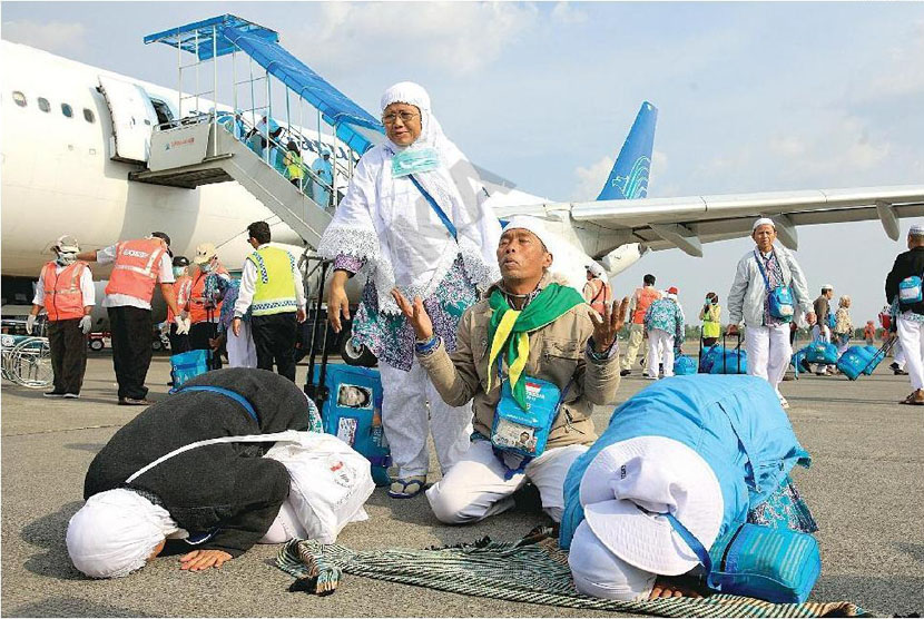 Jamaah Haji Kloter Pertama Debarkasi Solo bersujud dan berdoa setibanya di Bandara Adi Sumarmo, Ngemplak, Boyolali, Jawa Tengah (10/10).