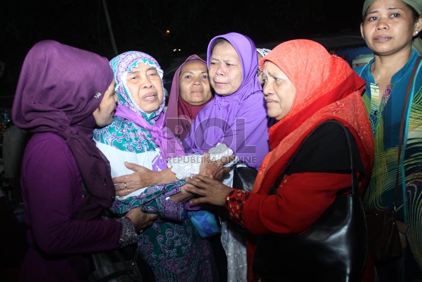  Jamaah haji kloter pertama disambut sanak saudara saat tiba di Asrama Haji, Pondok Gede, Jakarta, Ahad (20/10) malam.    (Republika/Yasin Habibi)