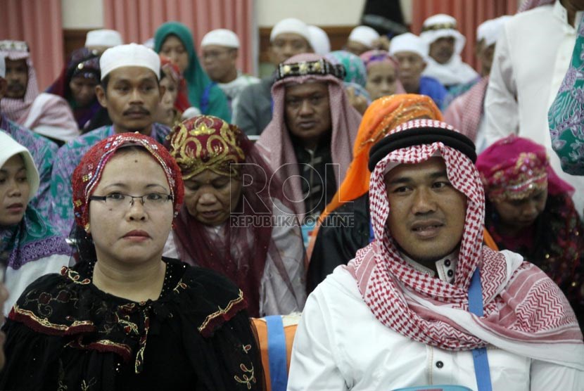   Jamaah haji kloter pertama menunggu di ruang serbaguna Asrama Haji, Pondok Gede, Jakarta usai mendarat di Bandara Halim Perdanakusuma, Ahad (20/10) malam.    (Republika/Yasin Habibi)