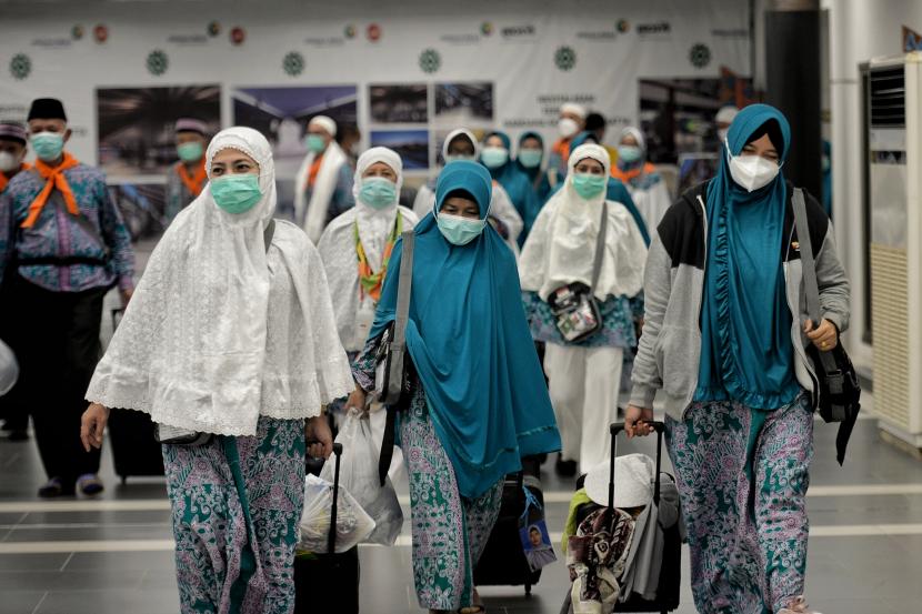 Jamaah haji kloter pertama tiba di Terminal 2F Bandara Soekarno Hatta, Tangerang, Banten, Sabtu (16/7/2022). Kelompok Terbang (Kloter) pertama jamaah haji Indonesia tahun 2023/1444 Hijriah mulai diberangkatkan ke Arab Saudi pada 24 Mei 2023.