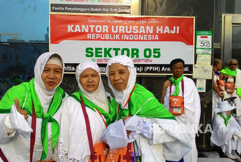 Jamaah  haji kloter SOC 67 asal semarang menunggu bus yang akan membawa mereka ke Arafah  di Hotel Al Lulua, sektor 5, Syisyah Makkah, pukul 07.20, Rabu (30/8).