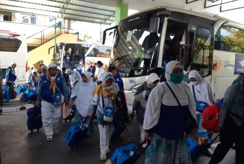 Jamaah haji kloter terakhir dari Embarkasi Solo tiba di Asrama Haji Donohudan Kabupaten Boyolali, Rabu (26/9). 
