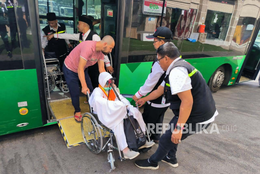 Elderly and special needs Hajj worshippers in the process of dropping off to their respective hotels after wukuf, Saturday (1/7/2023).