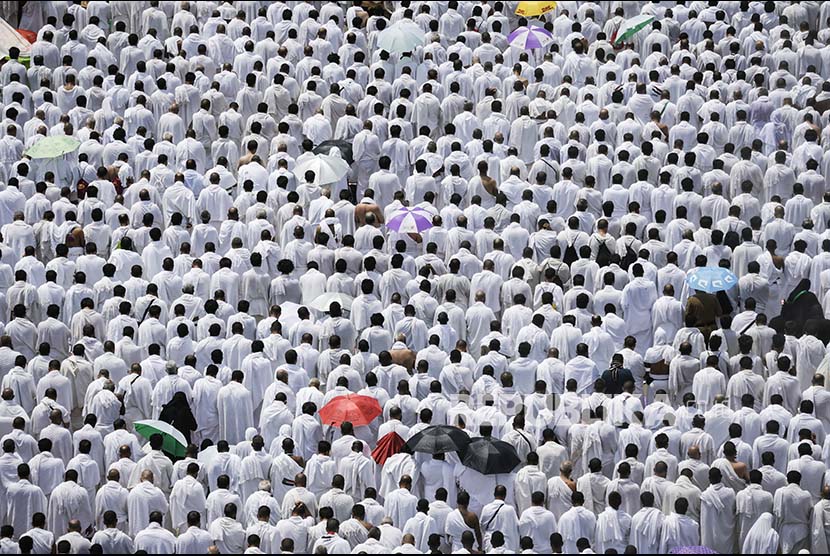 Jamaah haji melaksanakan shalat berjamaah di Masjid Namirah saat berwukuf di Padang Arafah, Kamis (31/8).