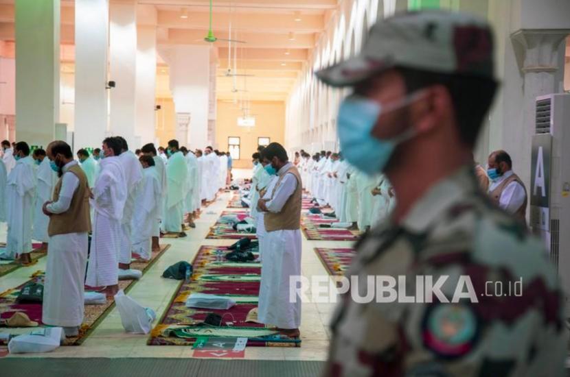 Arab Saudi: Tak Ada Haji Ilegal Masuk Makkah dan Madinah. Jamaah haji melaksanakan shalat di dalam Masjid Namira di Arafah mengenakan masker dan menjaga jarak sosial untuk melindungi diri mereka terhadap virus corona di dekat kota suci Mekah, Arab Saudi, Kamis (30/7/2020).